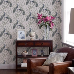 Laura Ashley Vliestapete Belvedere Midnight mit Pfauen und Blumenmuster.