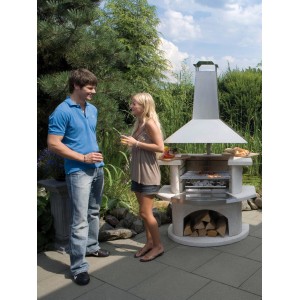Buschbeck Grillkamin Venedig Weiß mit Edelstahlhaube im Garten mit zwei Personen.