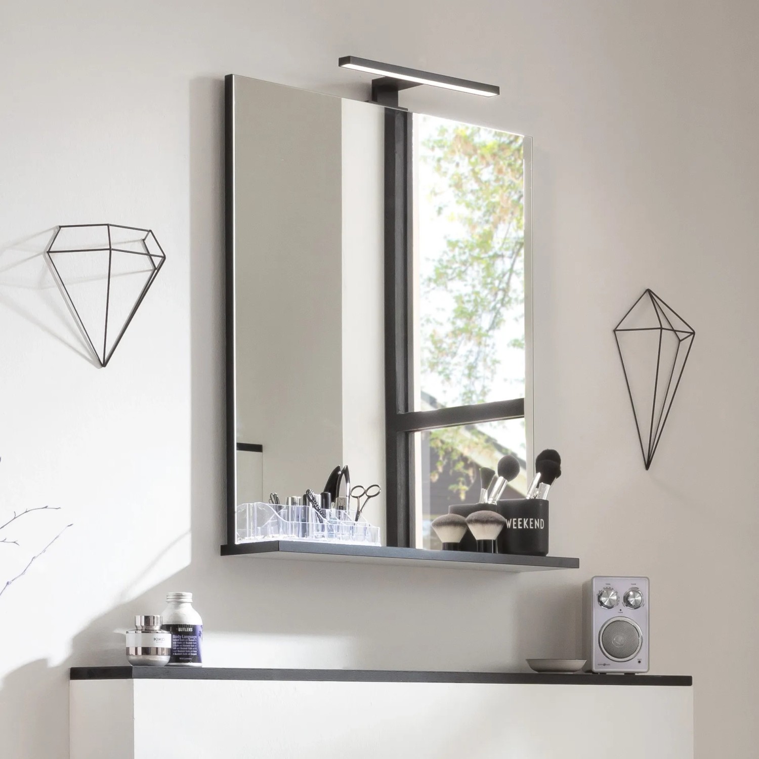 Fackelmann LED-Aufsatzleuchte, 30cm, Schwarz Matt, montiert auf einem Spiegel im Badezimmer.