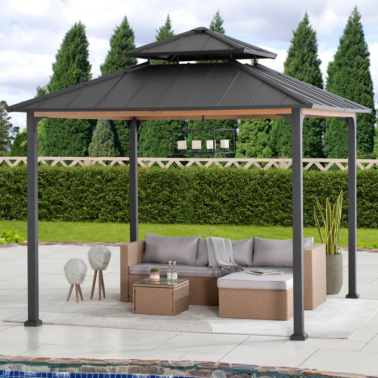 Anthrazitfarbener Sunjoy Pavillon Pasu aus Stahl, 300x300 cm, mit Sitzgruppe im Garten.