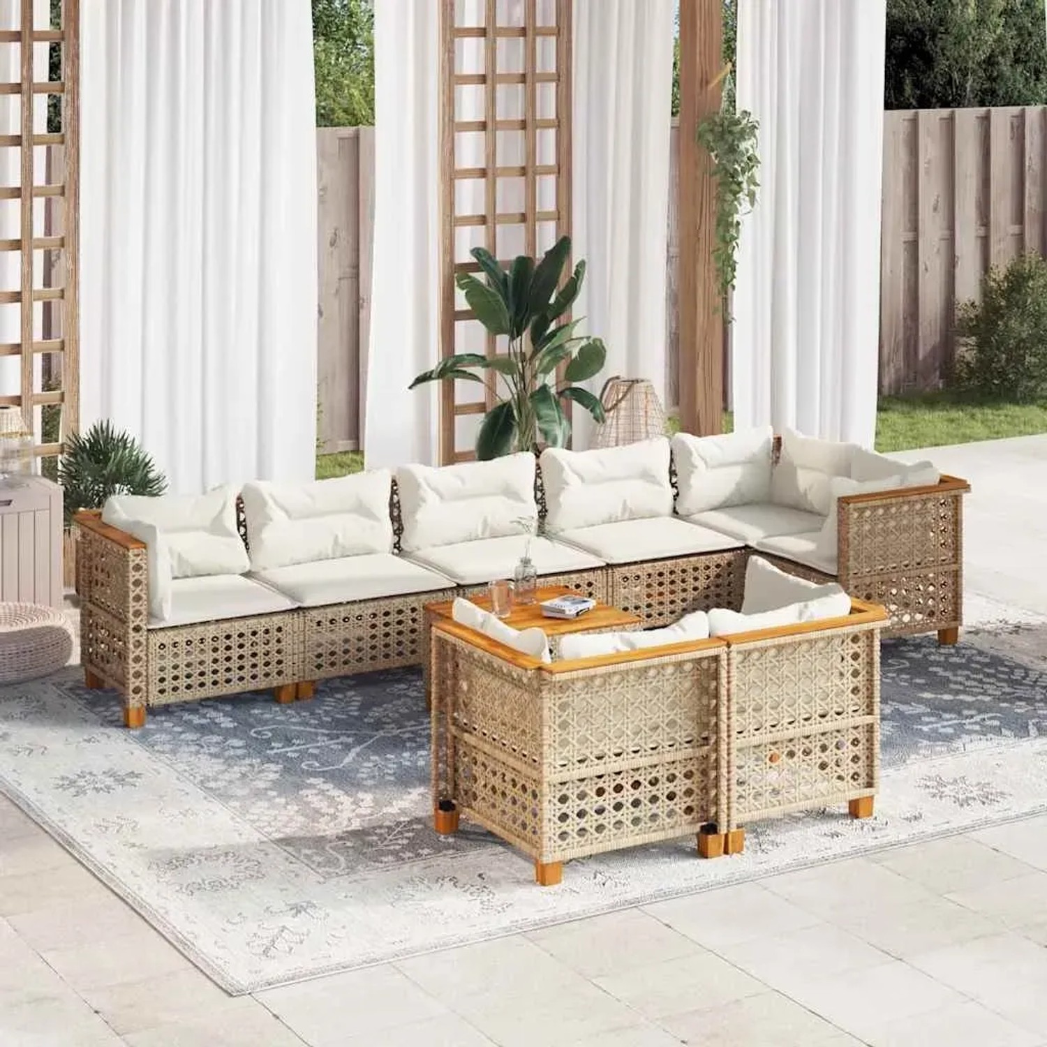 Beige 9-teilige Garten-Sofagarnitur aus Polyrattan mit cremeweißen Kissen und Akazienholztisch.