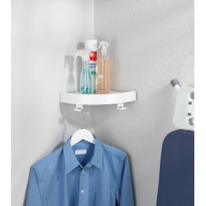 Weiße Allstar Klemm-Fix Eckablage mit Shampoo und Hemd, ideal für Bad und Haushalt.