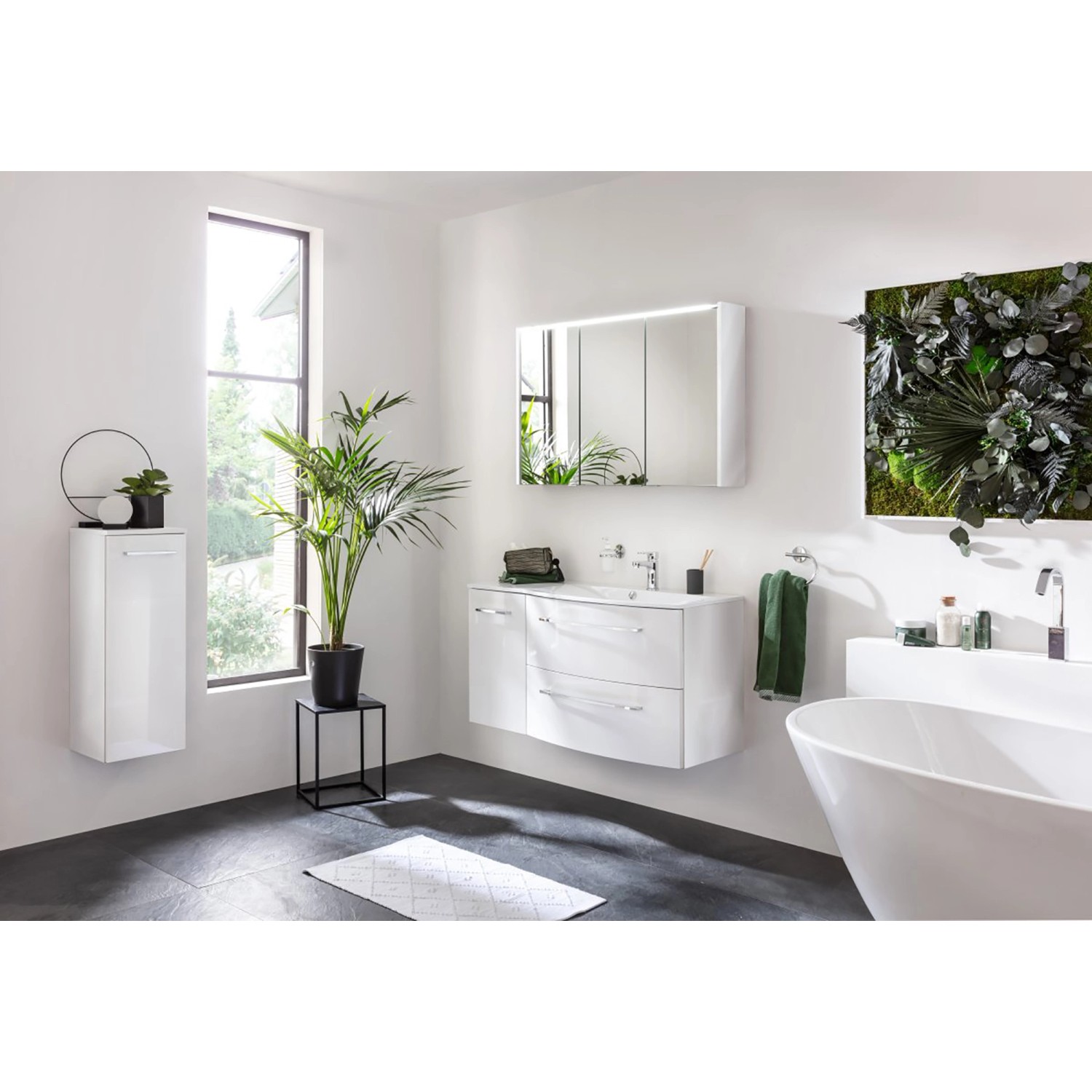 Modernes Badezimmer mit Fackelmann LED-Spiegelschrank Verona, 110 cm, 3-türig in Weiß Glanz.