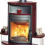 Hark Avenso GT ECOplus Kaminofen, bordeauxrot, mit Holzscheiten im Fach.