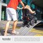 Tectake Auffahrrampen, 2er Set, faltbar, mit Person im Rollstuhl beim Verladen in einen Transporter.