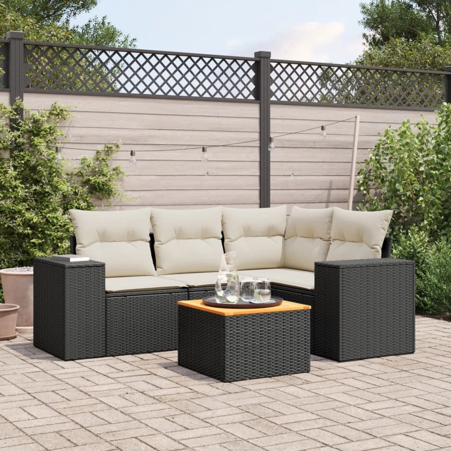 Schwarze 5-tlg. vidaXL Garten-Sofagarnitur aus Poly Rattan mit cremefarbenen Kissen.