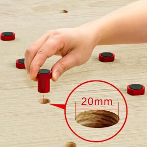 Hand steckt roten SOTECH Bankhaken (20mm) in Holz-Werkbank. Aluminium-Haken für sicheres Fixieren von Werkstücken.