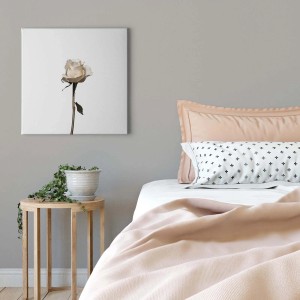 Quadratisches Leinwandbild mit einer weißen Rose als Wanddeko für Schlafzimmer und Flur.