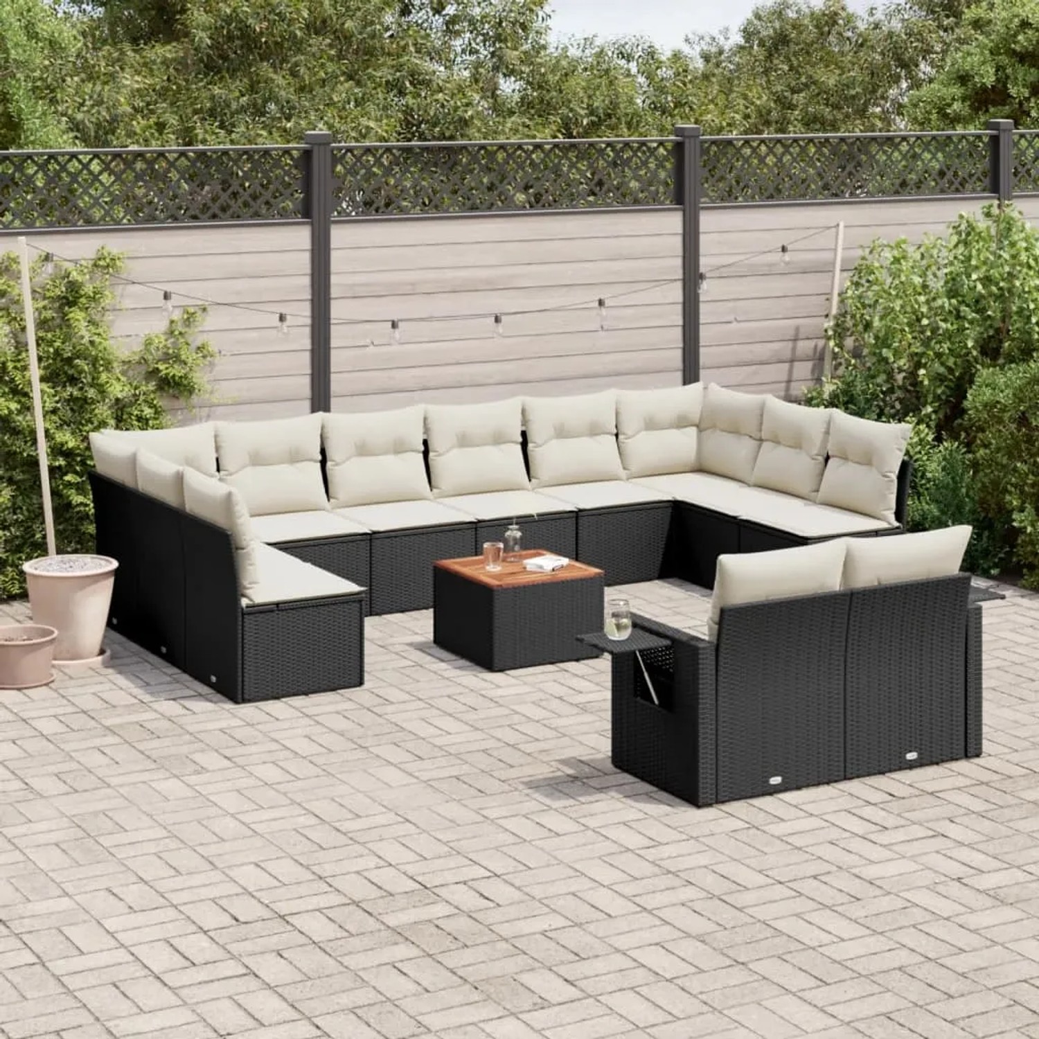 Schwarze 13-tlg. Garten-Sofagarnitur aus Rattan mit cremefarbenen Kissen und Tisch. Gartenmöbel für Terrasse und Garten.