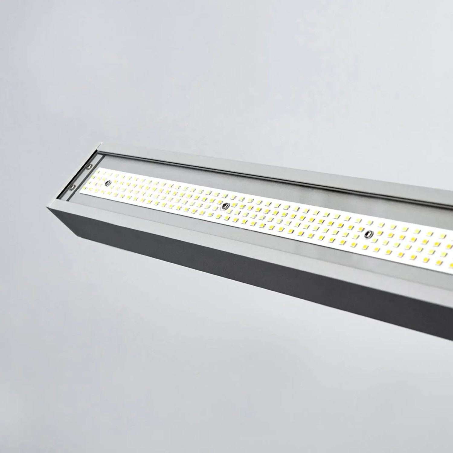 Detailaufnahme der dimmbaren Arcchio LED Bürostehleuchte Jolinda aus Aluminium.