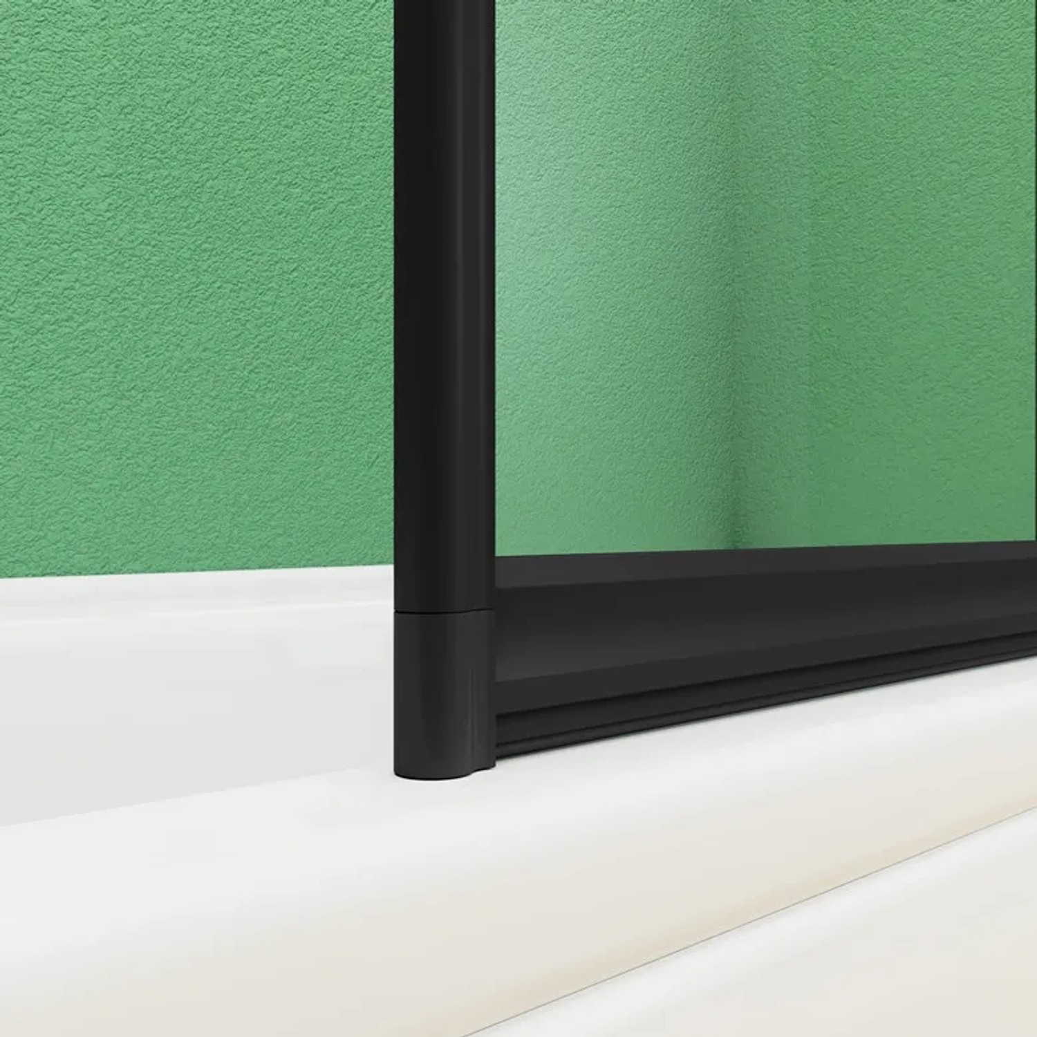 Detailaufnahme: Schwarzer Rahmen des Duschparadies Badewannenaufsatzes aus Glas.