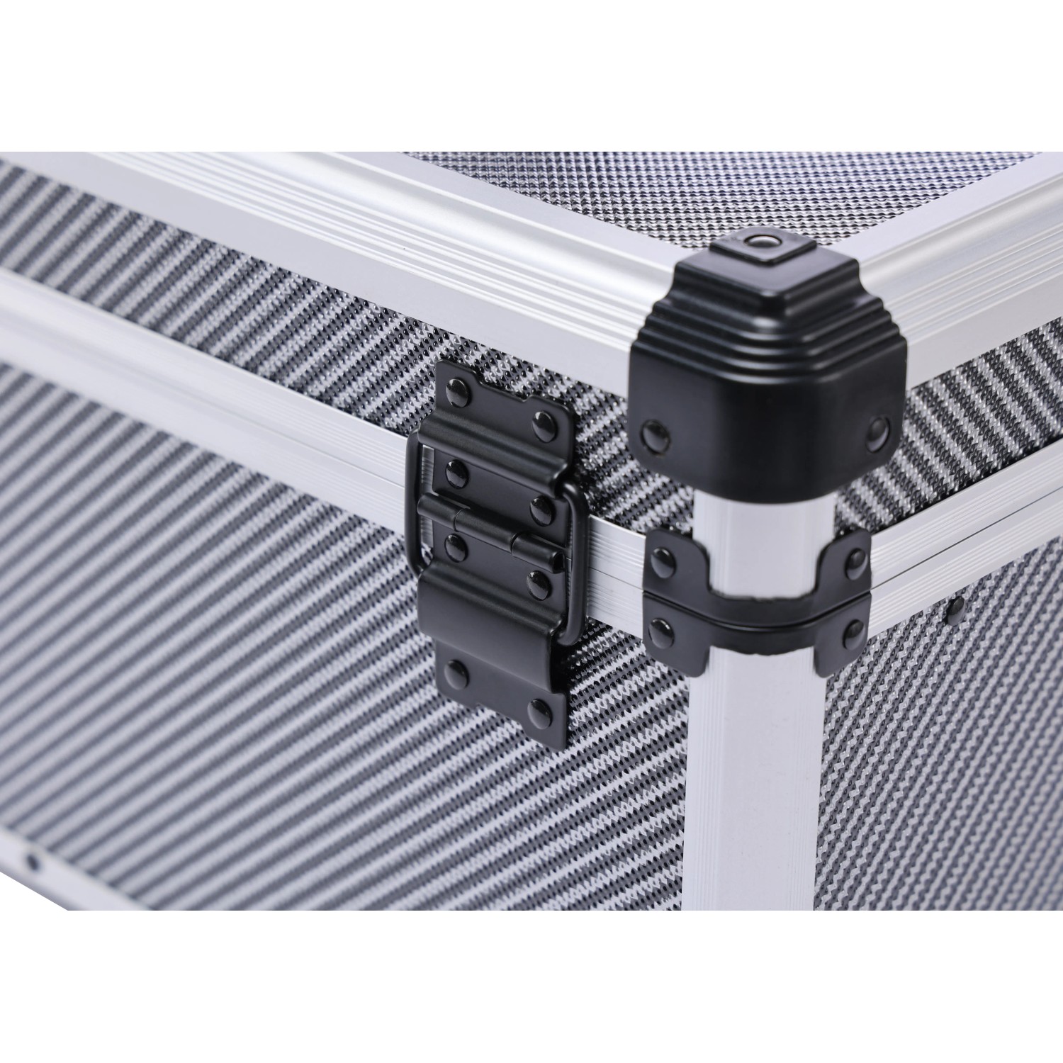 Detailaufnahme: LUX Aluminium Werkzeugkoffer mit Verschluss und Kantenschutz.