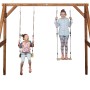 Axi Doppelschaukel aus braunem Holz mit zwei Kindern beim Schaukeln.