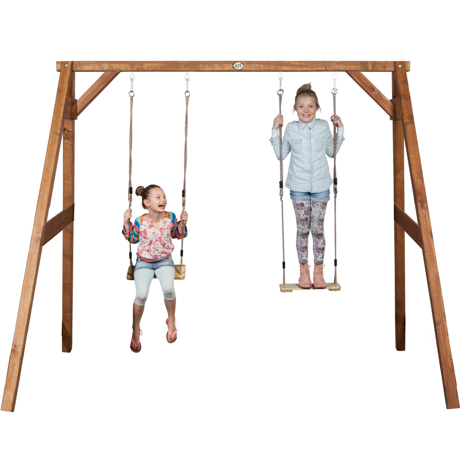 Axi Doppelschaukel aus braunem Holz mit zwei Kindern beim Schaukeln.