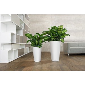 Zwei weiße Lechuza Rondo Premium 40 Pflanzgefäße mit Pflanzen im Wohnraum.