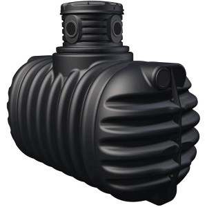 Schwarzer 4rain Compact Erdtank 1600 l mit Domschacht und begehbarem Deckel.