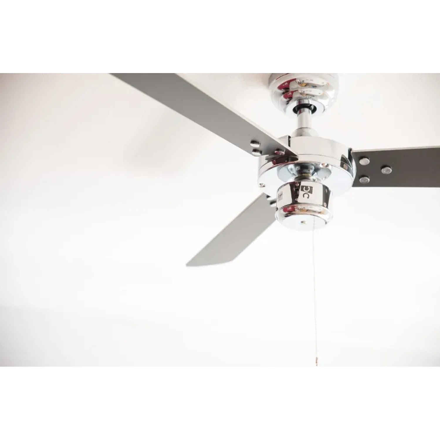 AIRERYDER Deckenventilator Cyrus Chrom, 107 cm Durchmesser, mit Zugschnur für einfache Bedienung.