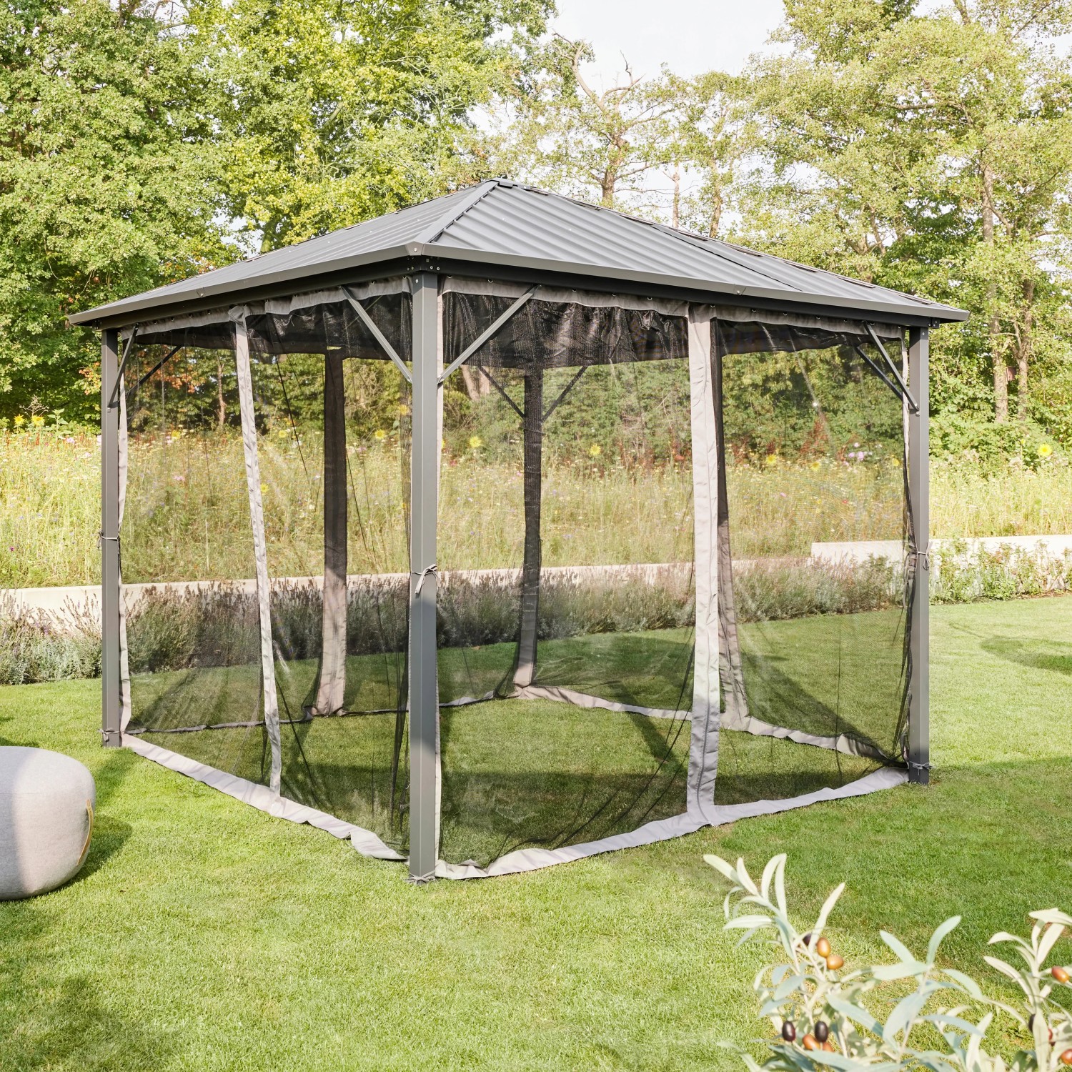 Home Deluxe Pavillon Azur mit Moskitonetz und Solar-LED-Beleuchtung im Garten.