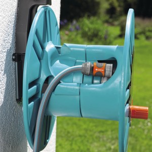 Gardena Classic Wand-Schlauchtrommel 60, montiert an einer Wand mit Gartenschlauch.