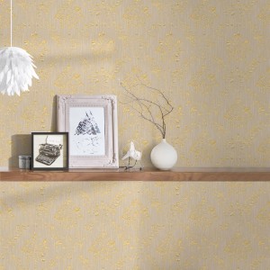Beige-goldene Glitzer Tapete mit Barock Ornamenten und Metallic-Effekt im Wohnzimmer.
