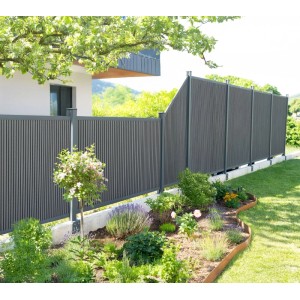Anthrazitfarbener WPC-Sichtschutzzaun Callado Premium mit 4 Elementen und 6 Pfosten im Garten.