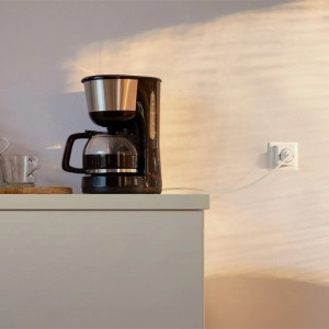 Weiße Philips Smart Matter Steckdose Typ F, Kaffeemaschine angeschlossen. Macht Geräte smart.