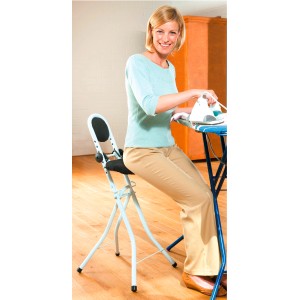 Wenko Bügel- und Stehhilfe Weiß mit Rückenkissen im Einsatz beim Bügeln.