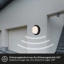 Schwarze Brilo Akku Außenwandleuchte Pula mit Bewegungsmelder an Hauswand.
