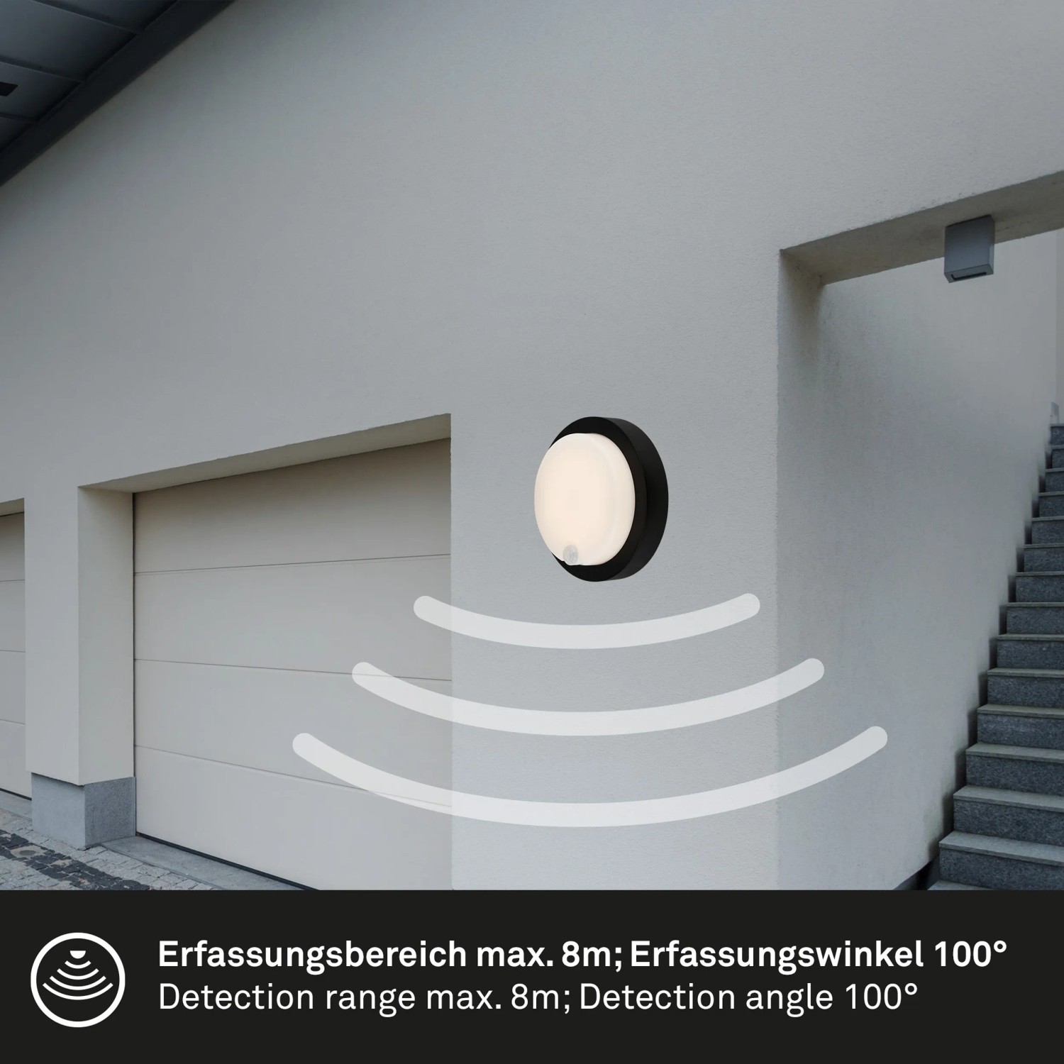 Schwarze Brilo Akku Außenwandleuchte Pula mit Bewegungsmelder an Hauswand.
