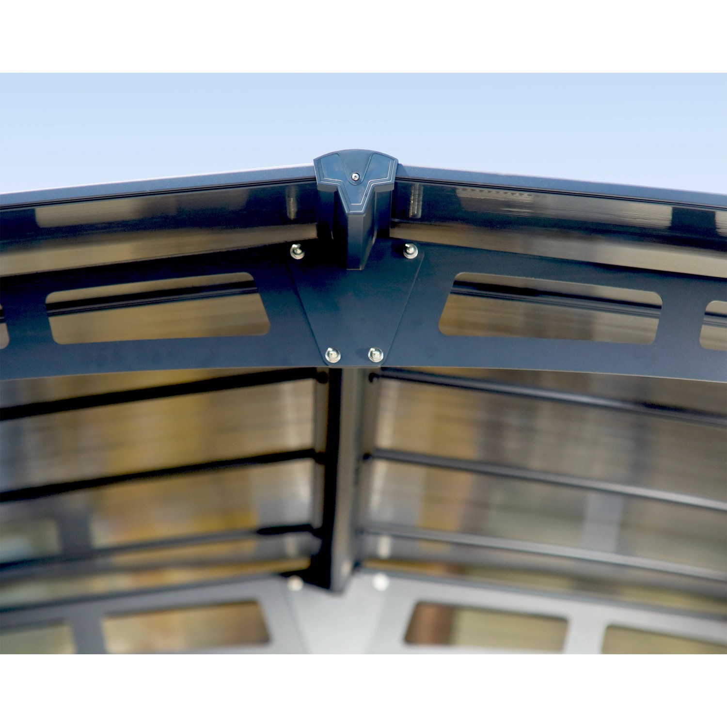 Detailaufnahme: Anthrazitfarbener Canopia Carport Arcadia 4300 mit stabiler Dachkonstruktion.