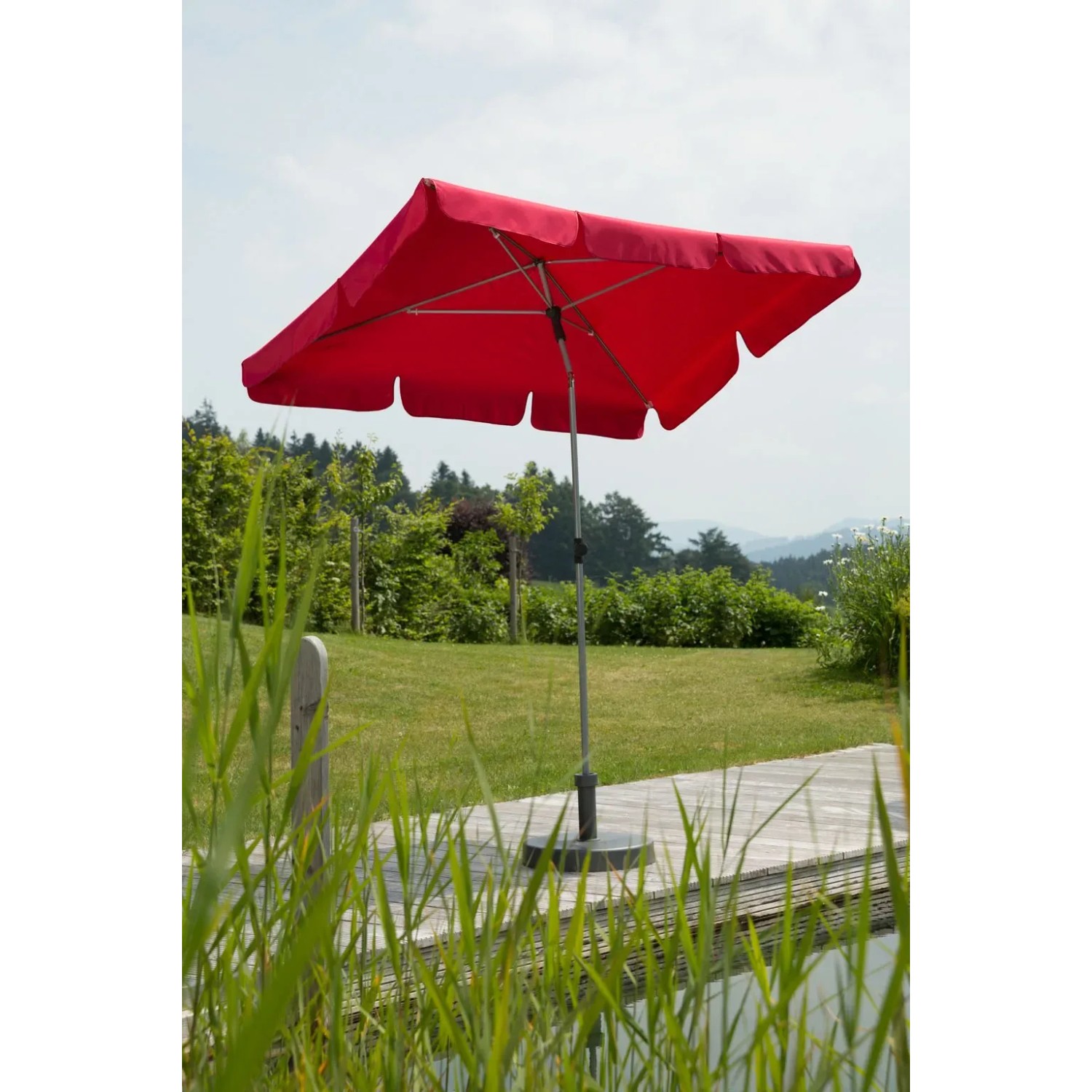 Roter Schneider Balkonschirm Locarno, 180x120 cm, mit Knickfunktion auf Balkon.