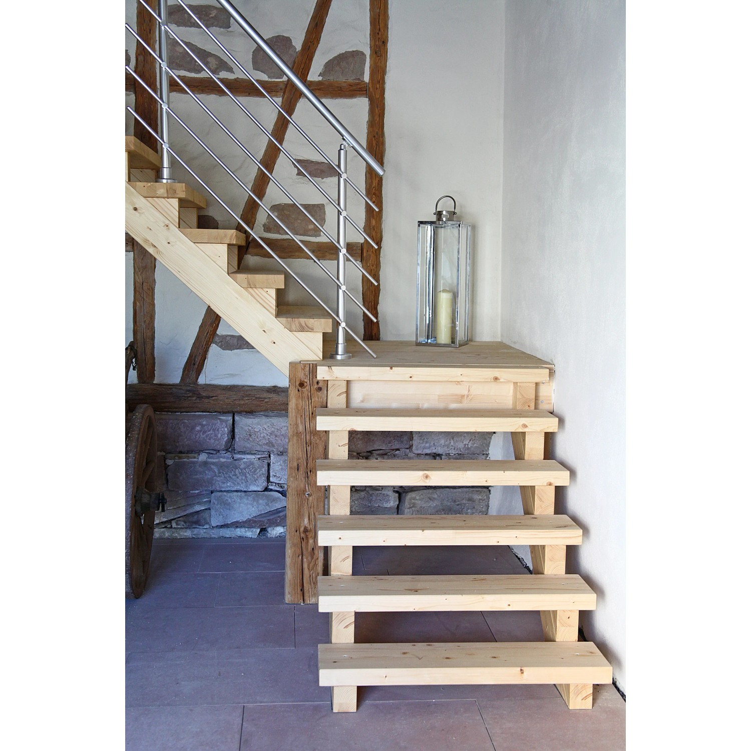 Dieda Geländerset aus Aluminium mit waagerechten Rundstäben an Holztreppe im Innenraum.