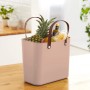 Rosa Rotho Multibag Albula Style 25L Aufbewahrungsbox mit Lebensmitteln.