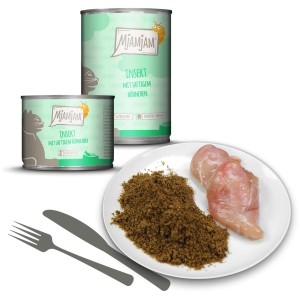 Mjamjam Katzen-Nassfutter Insekt mit Huhn, 200g Dose und Futter auf Teller.