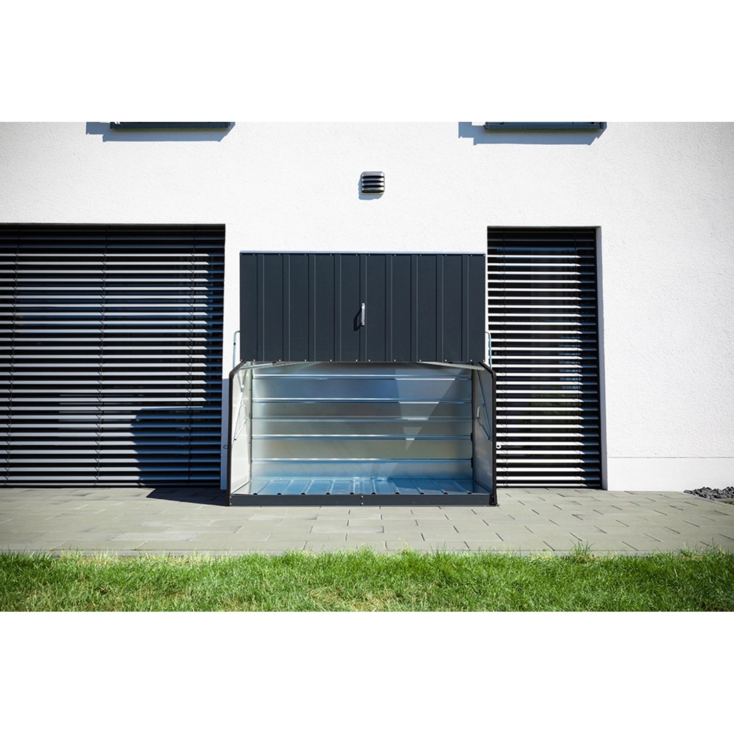 Geöffnete Trimetals Aufbewahrungsbox Storeguard, anthrazit, vor einer weißen Hauswand.