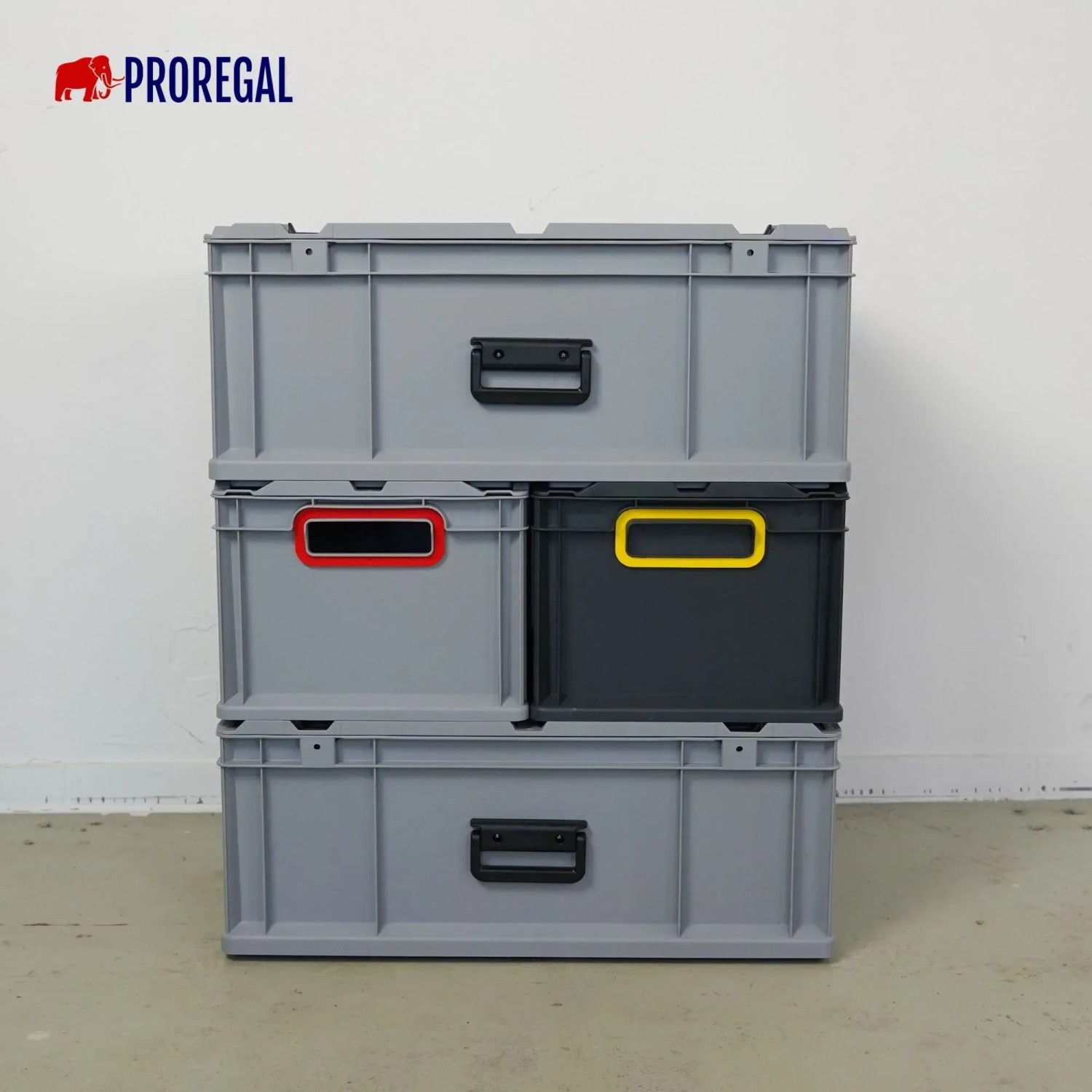 Stapel aus 3 grauen PROREGAL Euroboxen mit farbigen Griffen, Aufbewahrungsboxen mit Deckel.