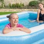Blauer Bestway Family Pool, rechteckig, mit zwei Kindern im Garten.