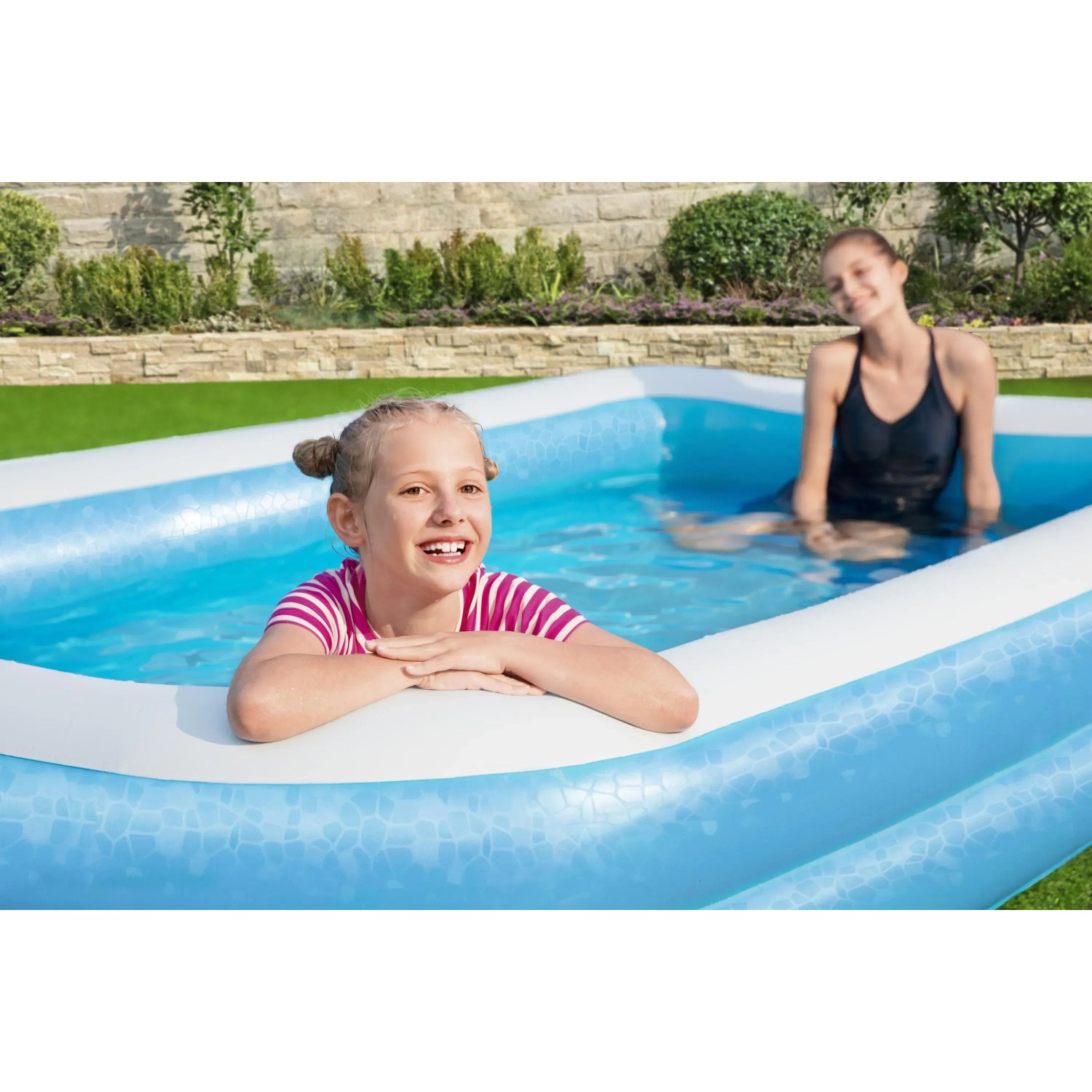 Blauer Bestway Family Pool, rechteckig, mit zwei Kindern im Garten.