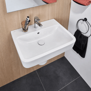 Weißes Villeroy & Boch O.Novo Waschbecken 60 cm mit Überlauf, wandmontiert in modernem Bad. Glänzende Sanitärkeramik.
