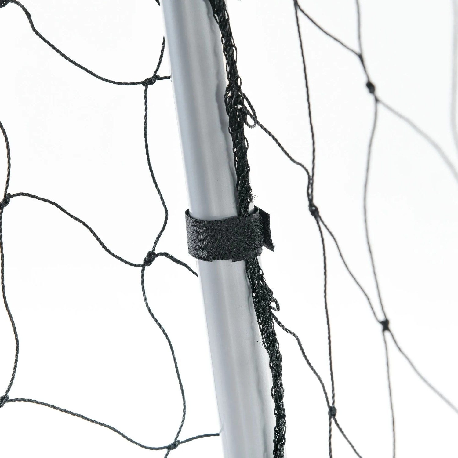 Nahaufnahme des grauen Stahlrahmens eines SPORTNOW Fußballtors mit schwarzem Netz, befestigt per Klettverschluss.