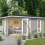 Lichtgraues Lasita Maja Gartenhaus Edinburgh mit offenem Eingang und überdachter Fläche.