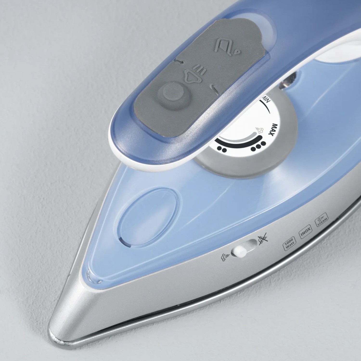 Detailaufnahme: Severin Reise-Dampfbügeleisen BA 3234 in Silber-Blau mit Temperaturregler und Dampfknopf.