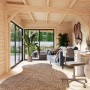 Innenansicht: Dunkelgraues Palmako Holz-Gartenhaus mit Pultdach als Büro eingerichtet.