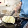 Kärcher Dampfreiniger SC 3 EasyFix in Aktion: Reinigung eines Kochfelds mit Dampf.