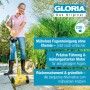 Frau nutzt Gloria Elektro-Unkrautfugenbürste WeedBrush zur Fugenreinigung im Garten.