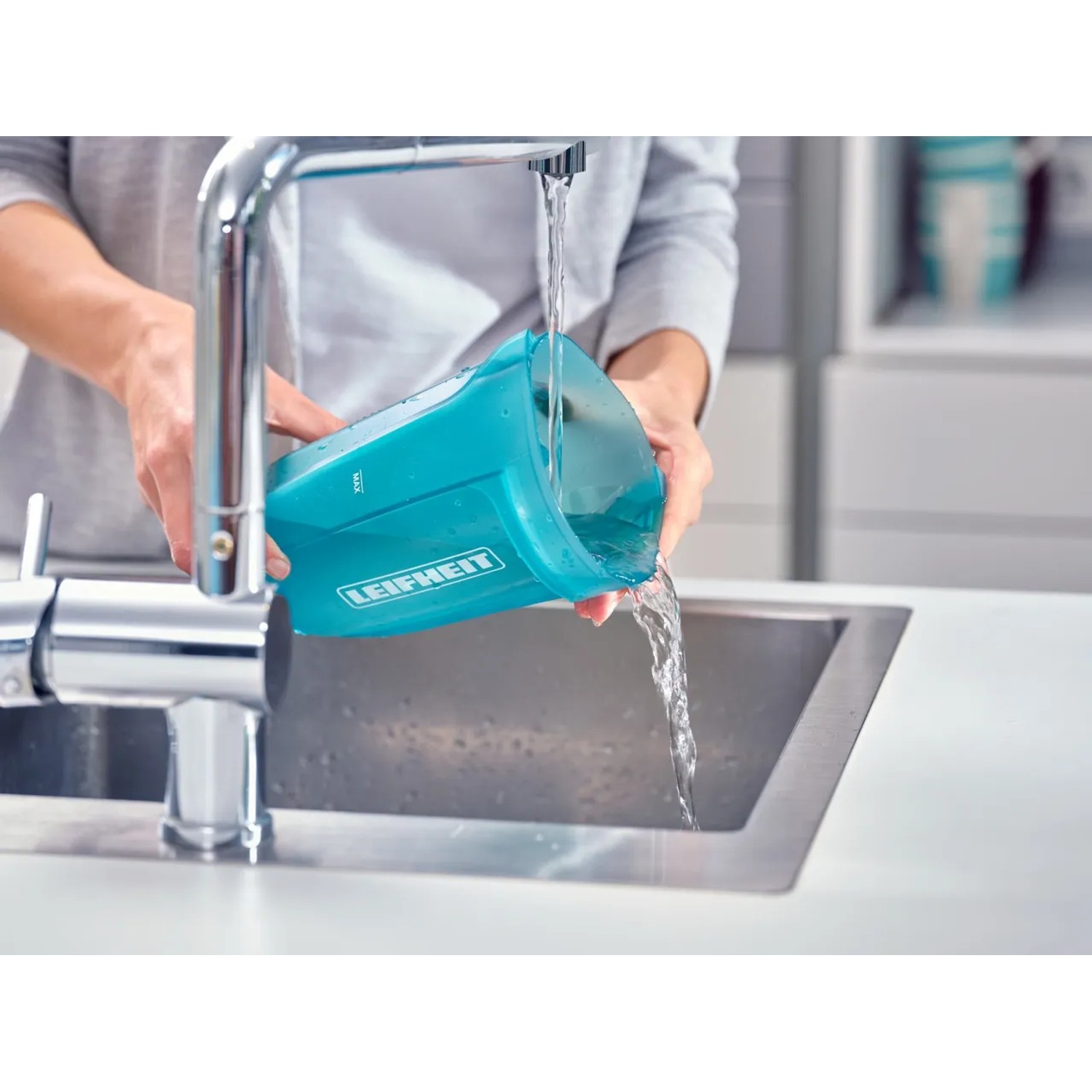 Befüllen des Frischwassertanks des Leifheit Akku-Saugwischers Regulus Aqua PowerVac.