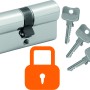 Sicherheits-Profilzylinder mit drei Schlüsseln und orangefarbenem Schloss-Symbol.