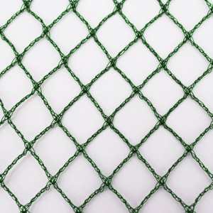 Detailaufnahme eines grünen Aquagart Teichnetzes (15mm Maschenweite) zum Schutz vor Laub und Reihern.