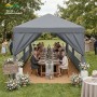 Grauer 3x6 m Pop-Up Faltpavillon mit Seitenteilen und Fenstern, wasserdicht, für Garten-Events mit Gästen an einer Tafel.