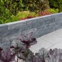 Mauer aus Diephaus Patea Pico Mauersteinen in Weiß-Schwarz, 40x10x10 cm, im Garten.